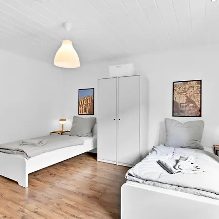 Bege Professional Quarters דירה